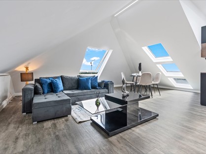 2 Bed Penthouse, Hilltop Court, UB8