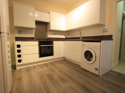 3 Bed Flat, Briscoe Road, SW19