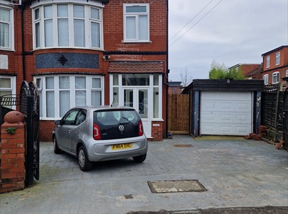 Room in a Shared House, Green Drive, M19