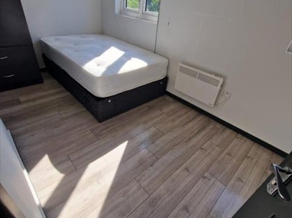Studio Flat, Raymond Crescent, GU2