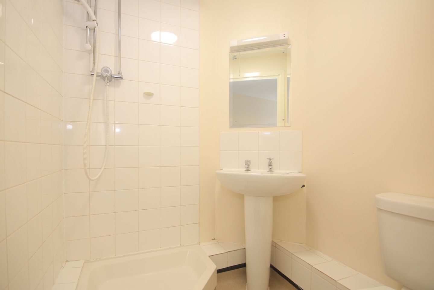 Room in a Shared Flat, Victory Close, RG30 photo 5