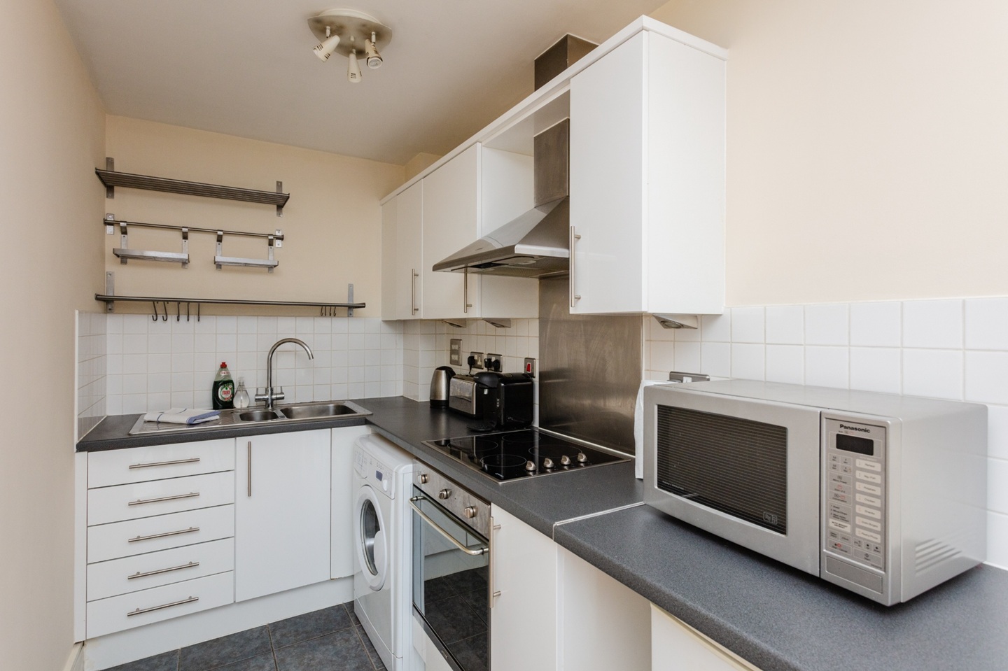 1 Bed Flat, Great Suffolk St, SE1 photo 2