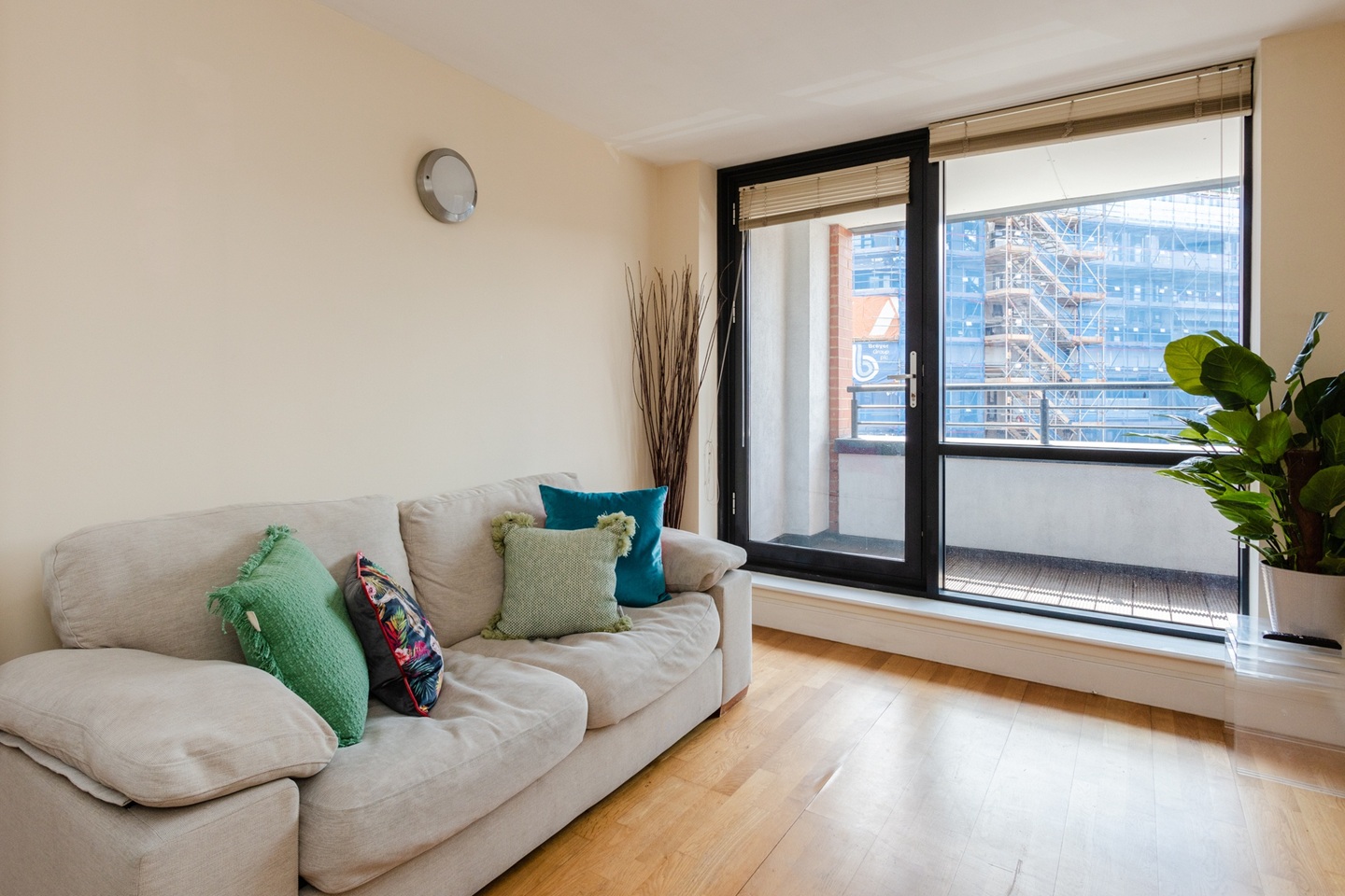 1 Bed Flat, Great Suffolk St, SE1