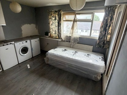Studio Flat, Bettles Close, UB8
