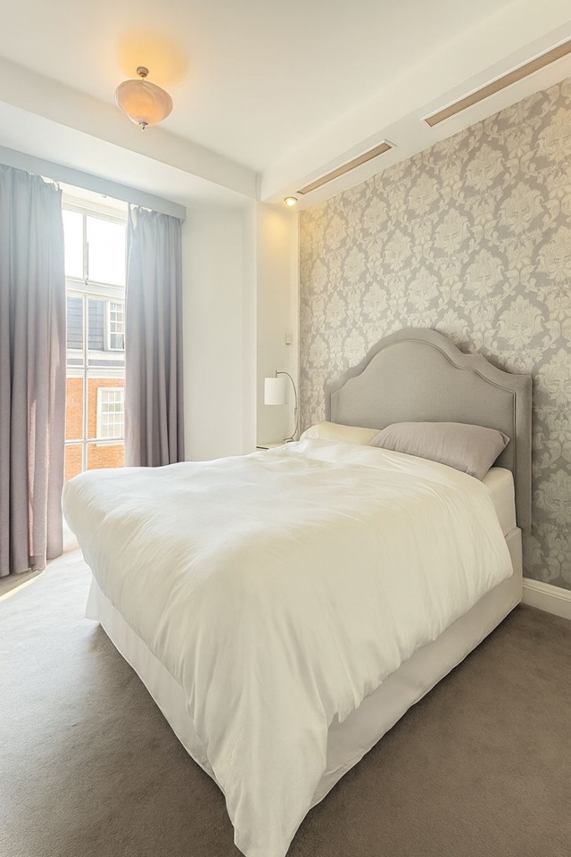 2 Bed Flat, Carrington House, W1J photo 4