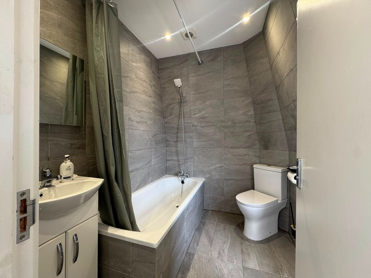 1 Bed Flat, Arcola St, E8 photo 4