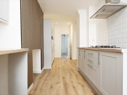 3 Bed Terraced House, Glen View Villas, CF46