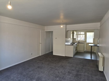 Studio Flat, Deana Court, ME7