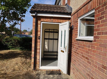 3 Bed Semi-Detached House, Knights Way, RG4