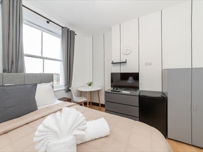 Studio Flat, Kensington High St, W8