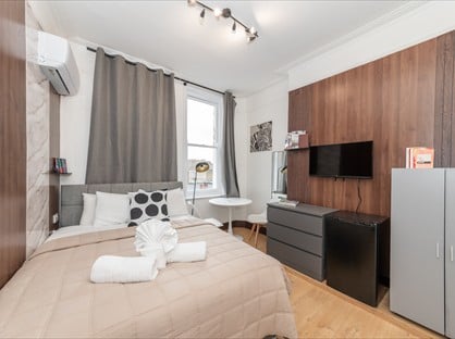 Studio Flat, Kensington High St, W8
