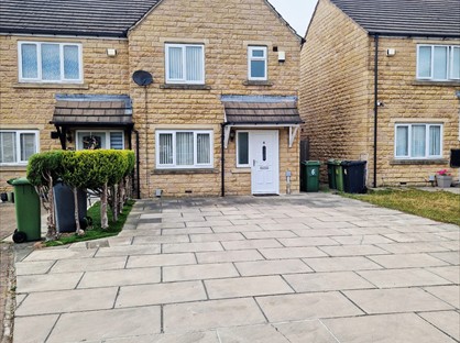 3 Bed End Terrace, Warrenfield Court, HD2