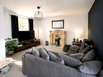 3 Bed Semi-Detached House, Little Meer Close, LE3