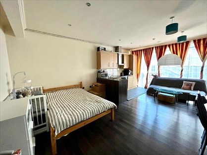 Studio Flat, High St, TW3