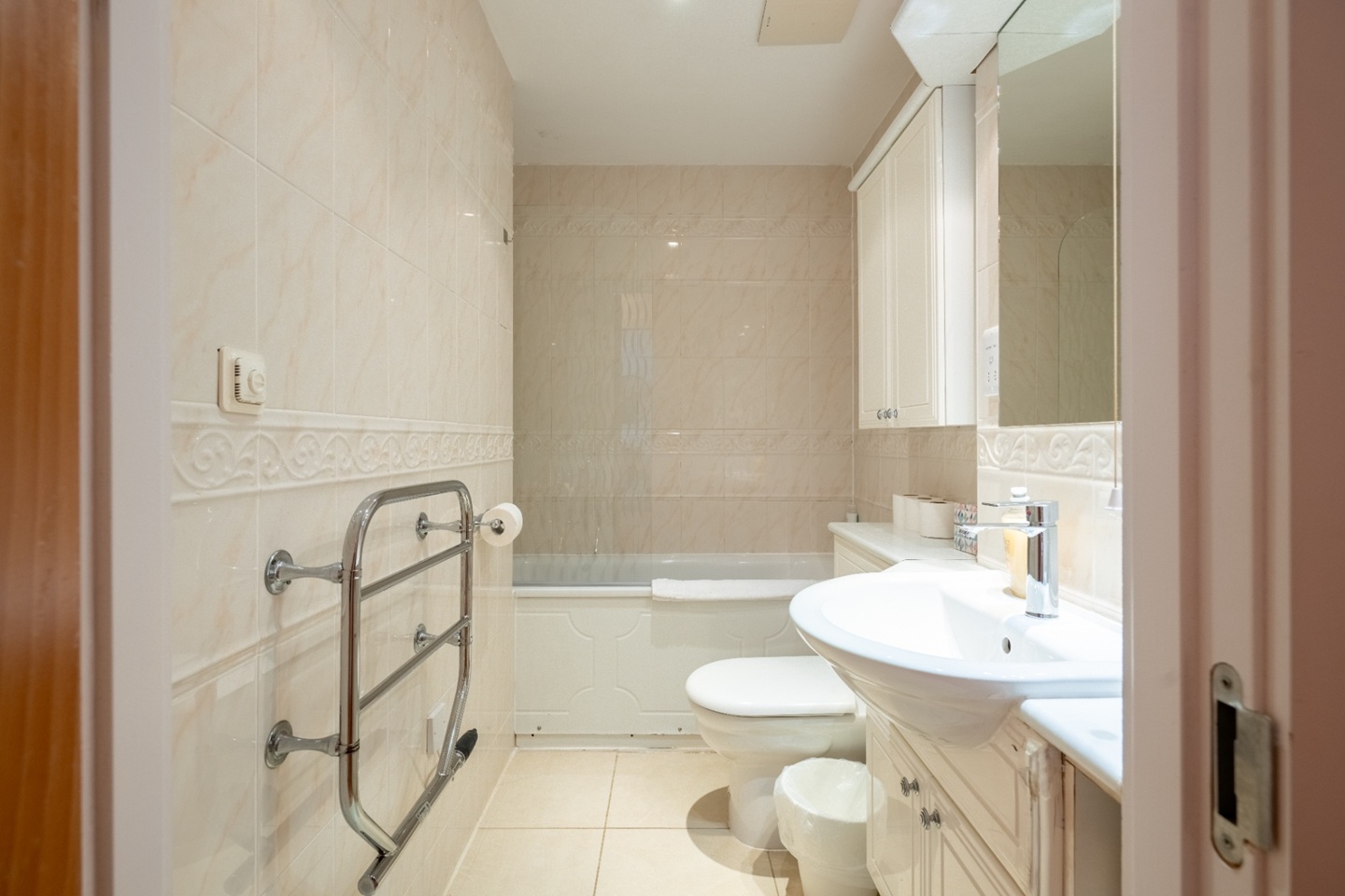 2 Bed Flat, Seward St, EC1V photo 5