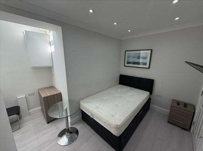 Studio Flat, New North Road, IG6