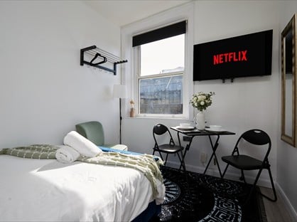 Studio Flat, Queensgate, HD1