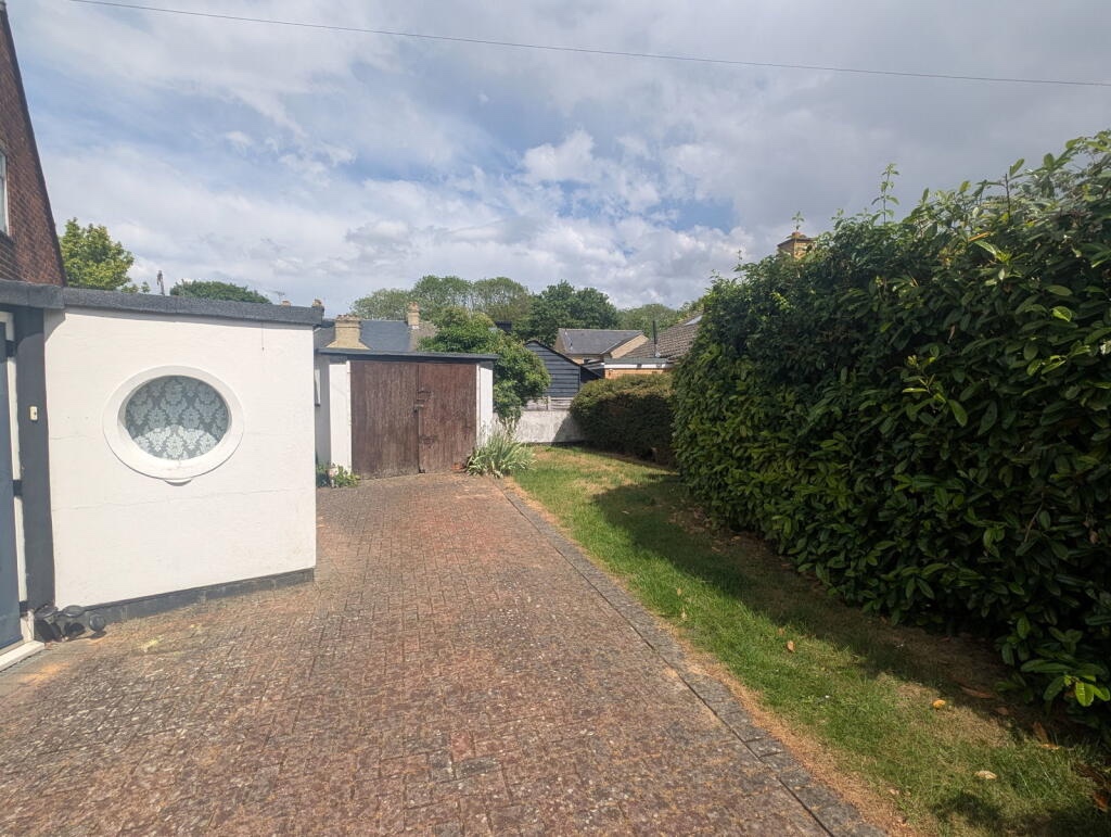 3 Bed Detached House, Neale Close, CB1 photo 2