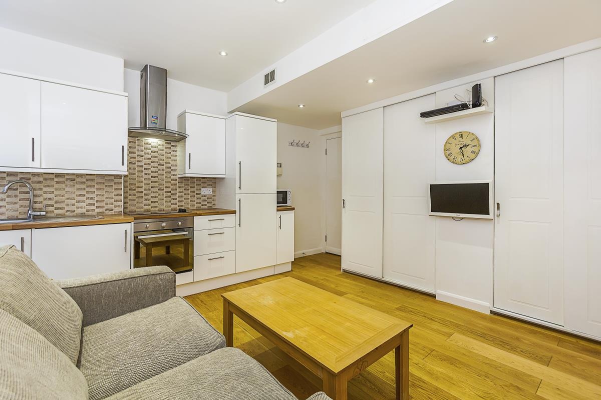 1 Bed Flat, Pembroke Road, W8 photo 3