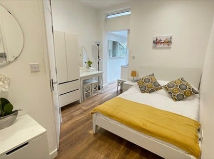 Studio Flat, Goldhawk Road, W12