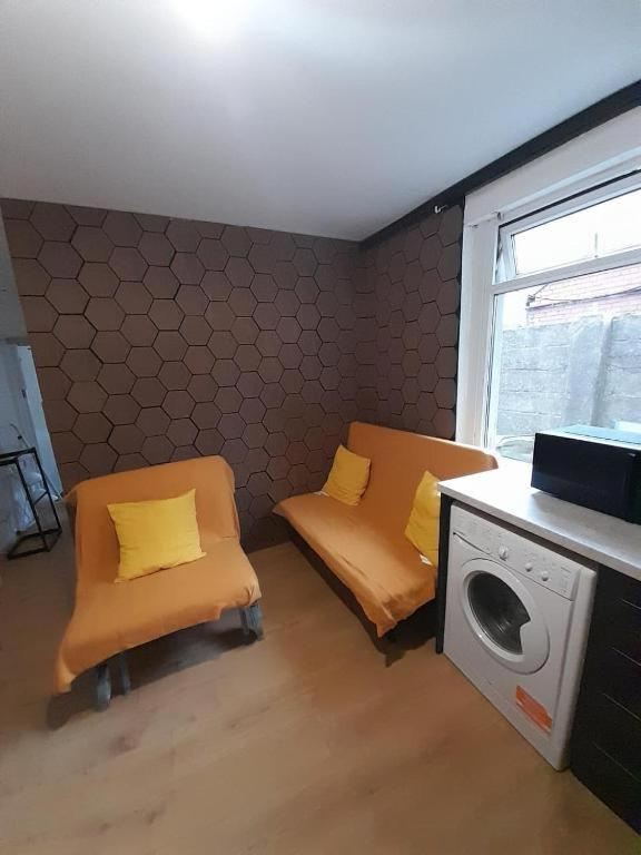 2 Bed Flat, Kingsland Road, CF5 photo 3