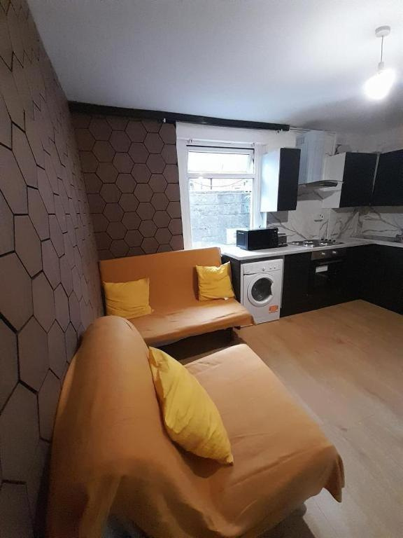 2 Bed Flat, Kingsland Road, CF5 photo 4