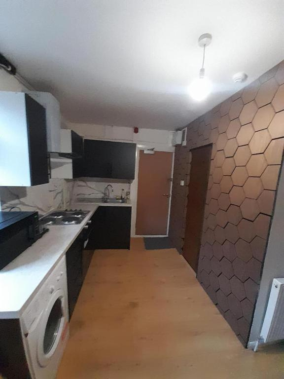 2 Bed Flat, Kingsland Road, CF5 photo 2