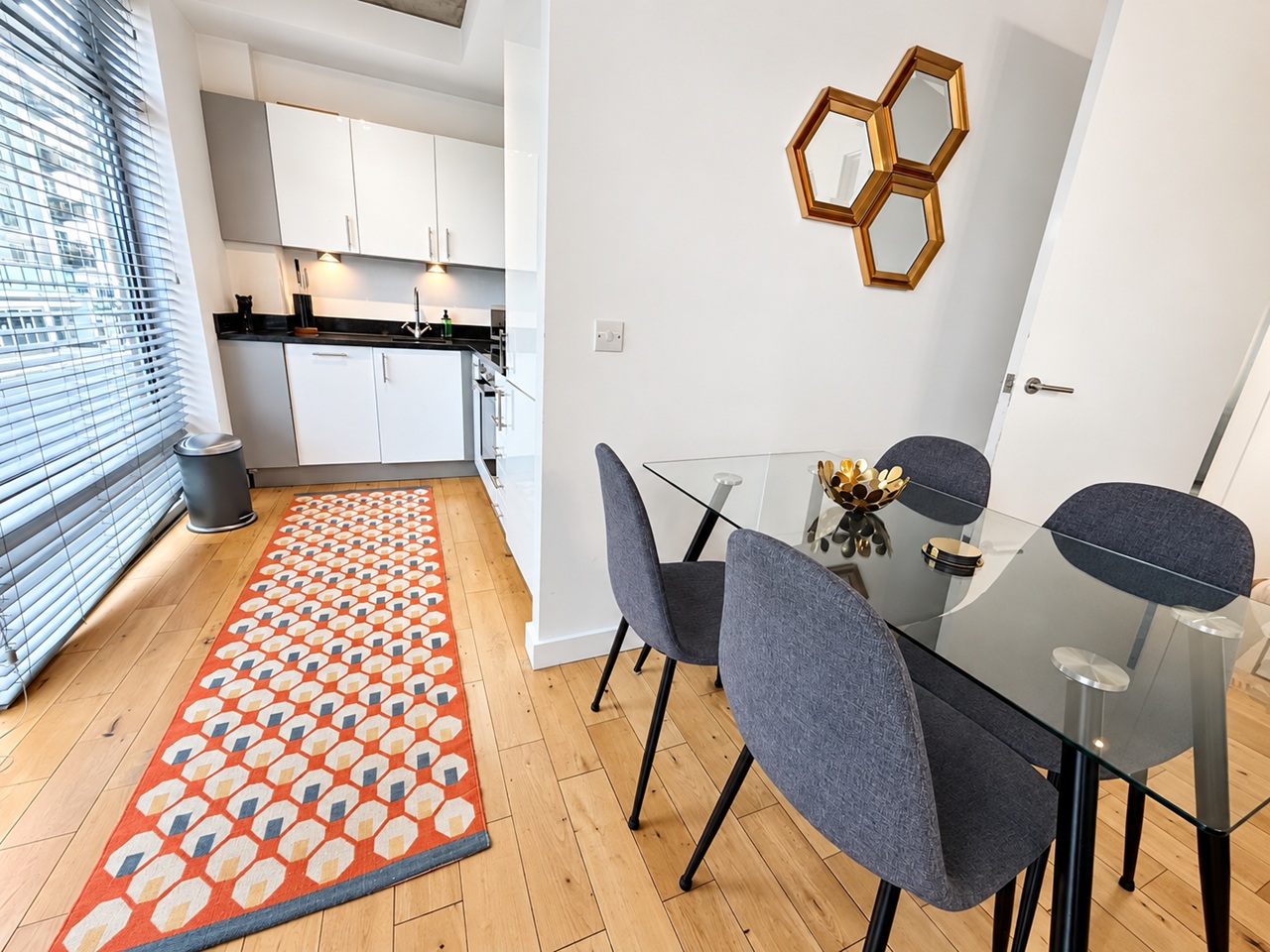 2 Bed Flat, Parkgate, N1 photo 5
