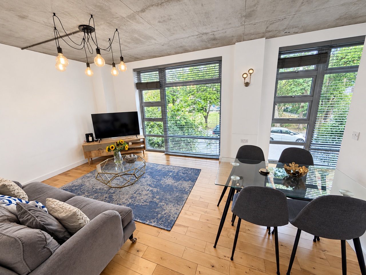 2 Bed Flat, Parkgate, N1 photo 2