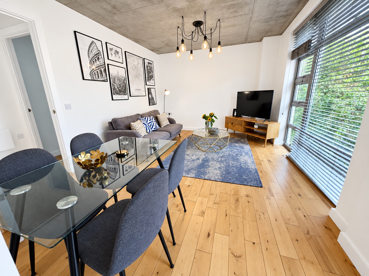 2 Bed Flat, Parkgate, N1 photo 3