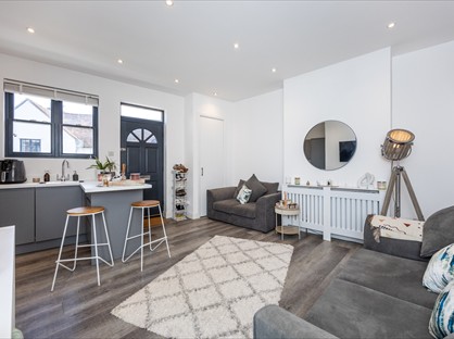 2 Bed Flat, West St, RH2
