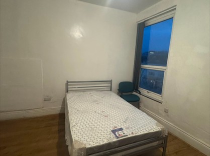 Room in a Shared Flat, Wicker, S3