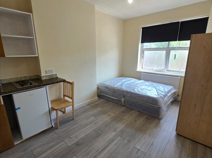 Studio Flat, Larkhall Lane, SW4
