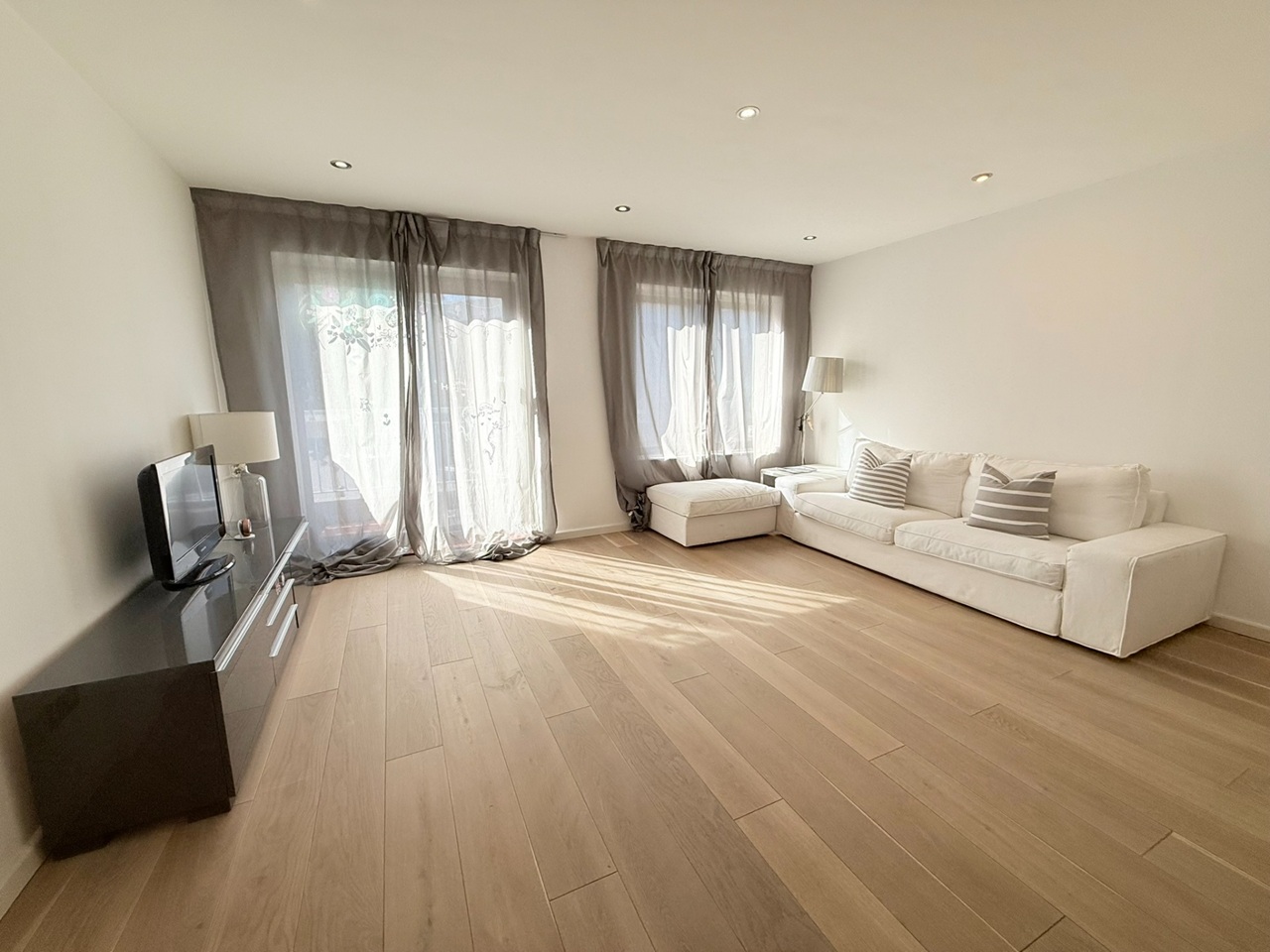 3 Bed Terraced House, Cinnamon St, E1W photo 2