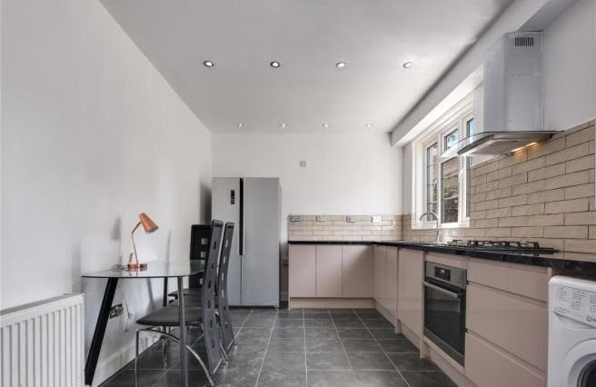 4 Bed Terraced House, Donoghue Cottages, E14