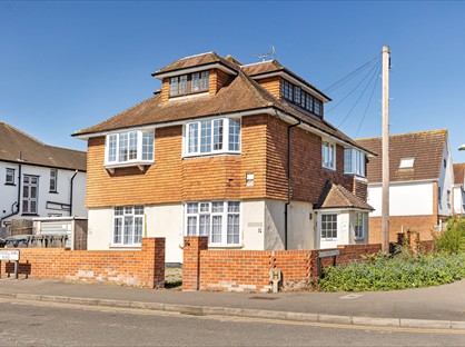 Studio Flat, Southwell Park Road, GU15