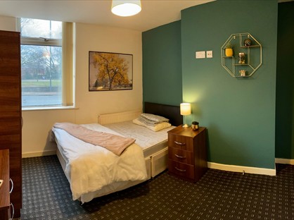 Room in a Shared House, Oldham Road, M35