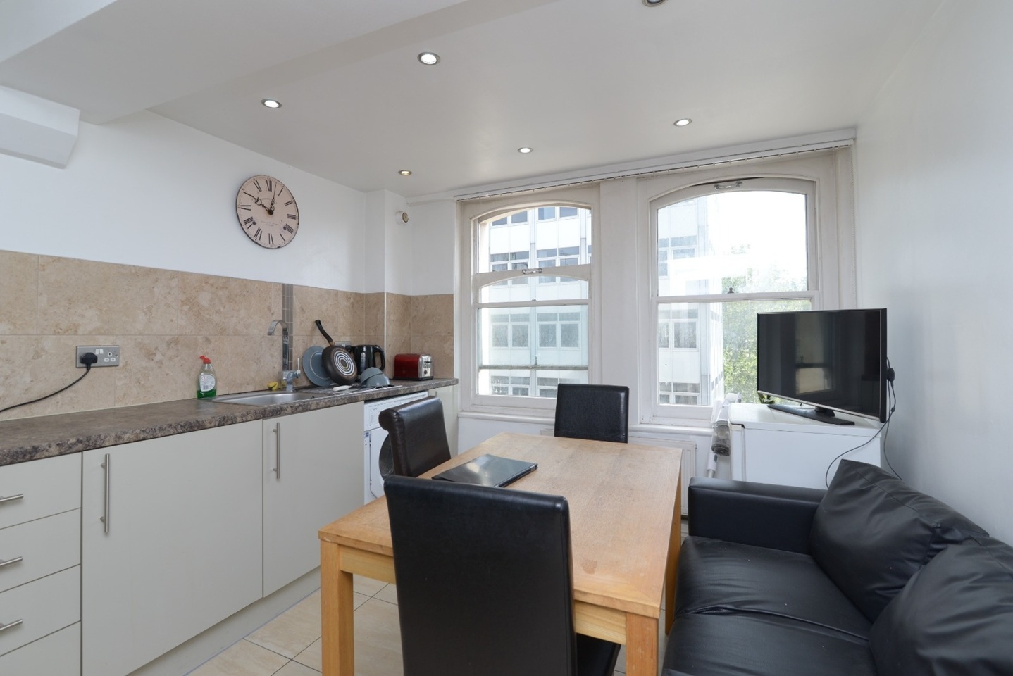 2 Bed Flat, Charterhouse Buildings, EC1M photo 4