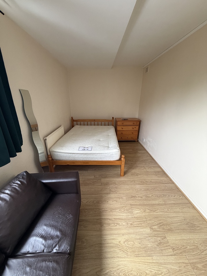 4 Bed Flat, Lampeter Square, W6 photo 3