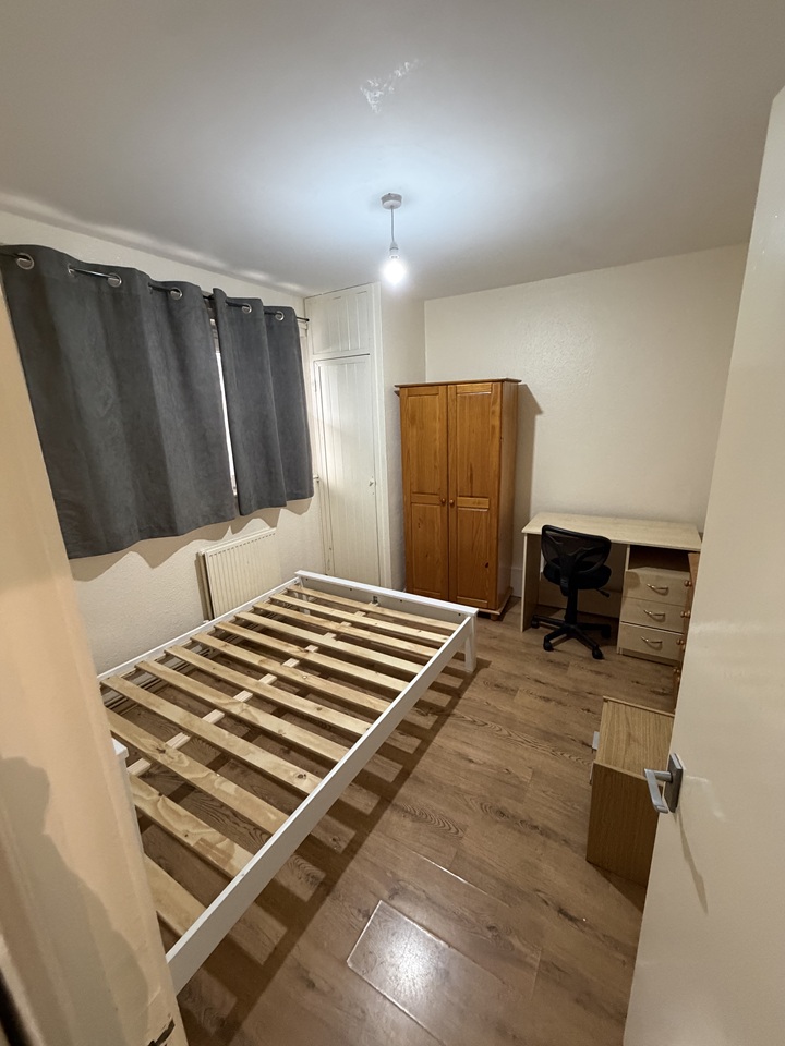 4 Bed Flat, Lampeter Square, W6 photo 5