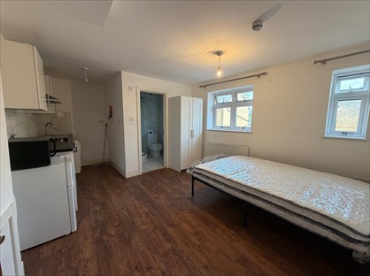 Studio Flat, Wellington Road North, TW4