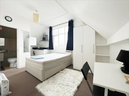 Studio Flat, Uxbridge Road, W12