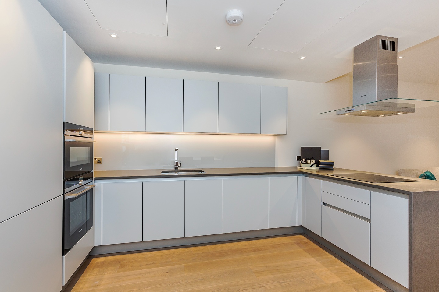 3 Bed Flat, Cascade Court, SW11 photo 4