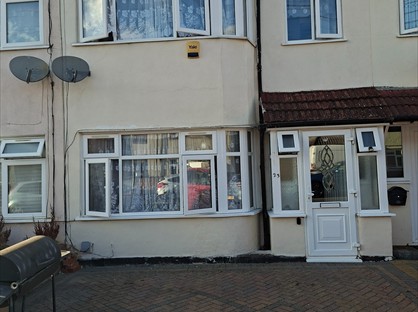 4 Bed Terraced House, Rosslyn Avenue, RM8