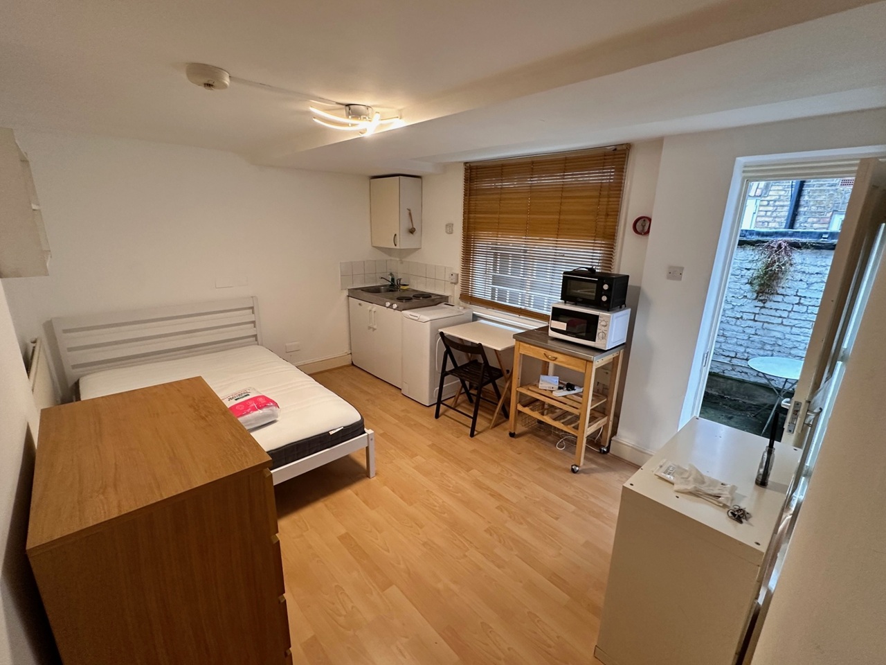 Bedsit, Wrights Lane, W8
