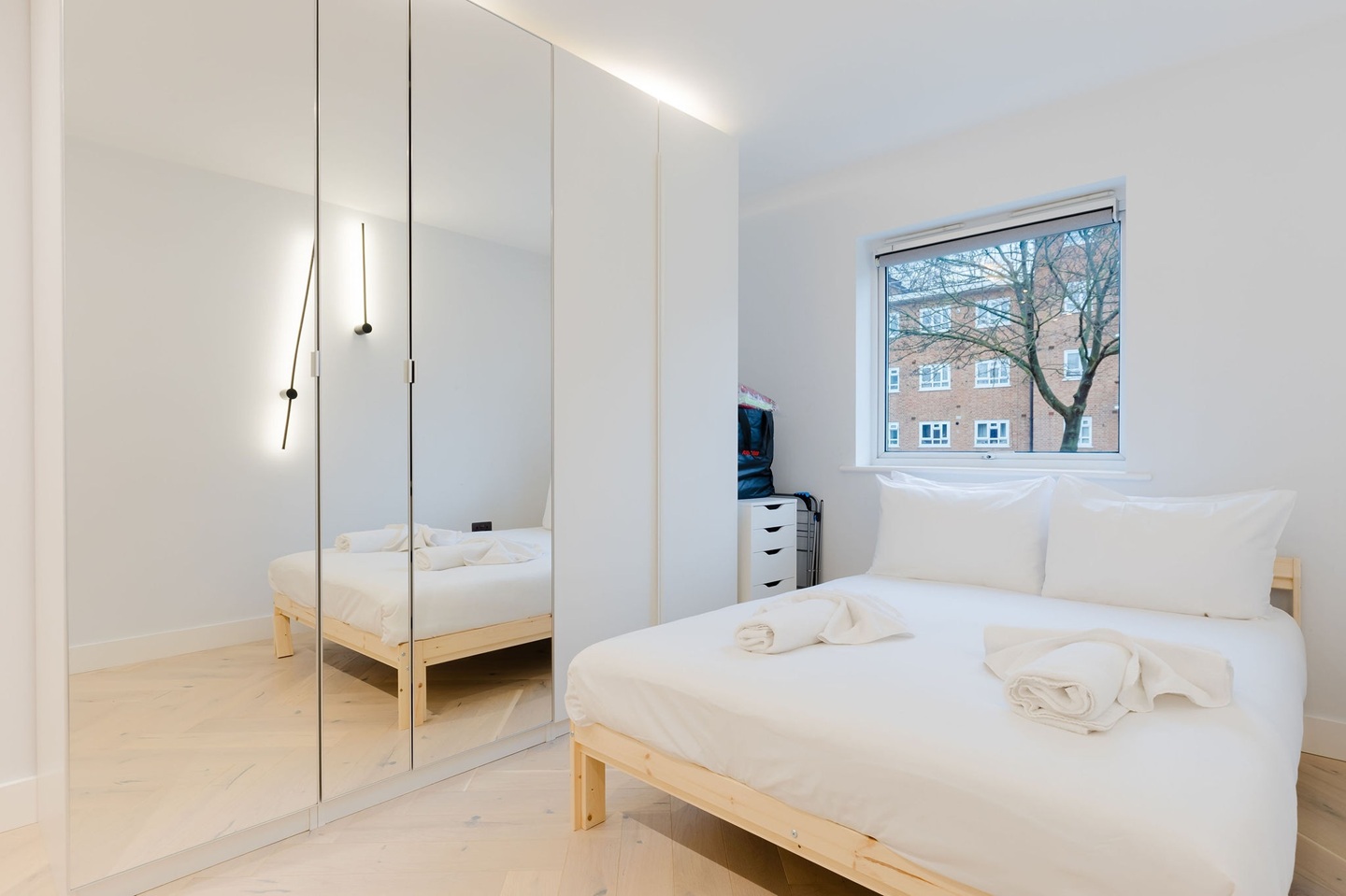 2 Bed Flat, Mill Pond Close, SW8 photo 4