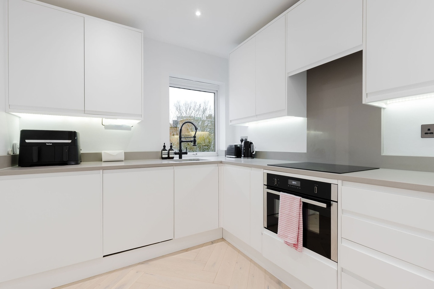 2 Bed Flat, Mill Pond Close, SW8 photo 2