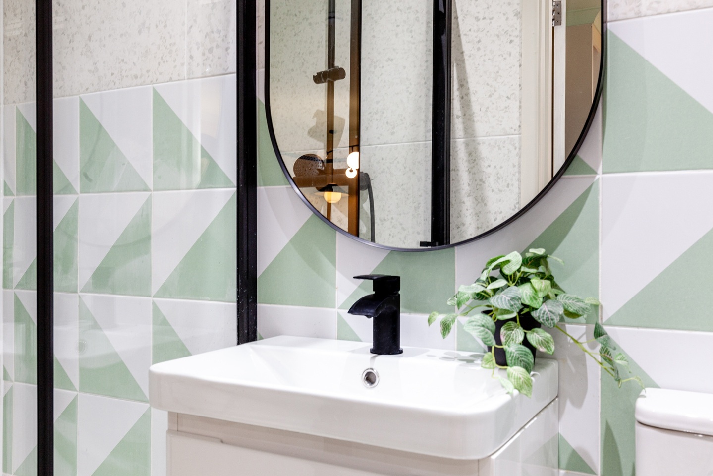 Studio Flat, Kensington Gardens Square, W2 photo 3