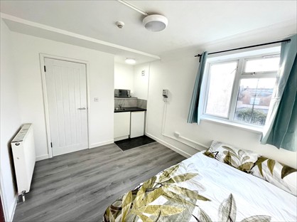 Studio Flat, Gladstone Building, DY1