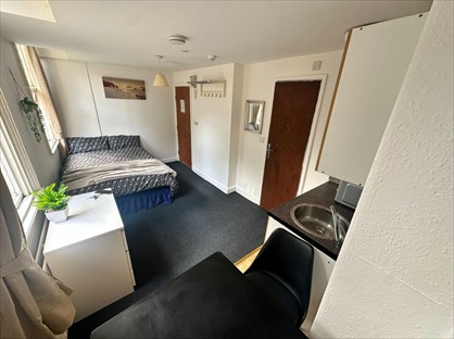 Studio Flat, Wolverhampton St, DY1